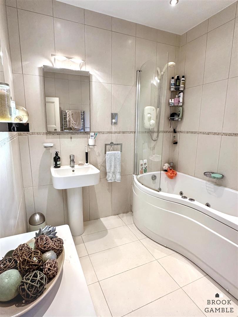 4 Bedroom House - Detached. Le Brun Road in Eastbourne, 28